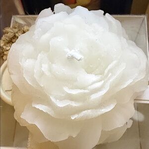 Elegant White Floral Candle